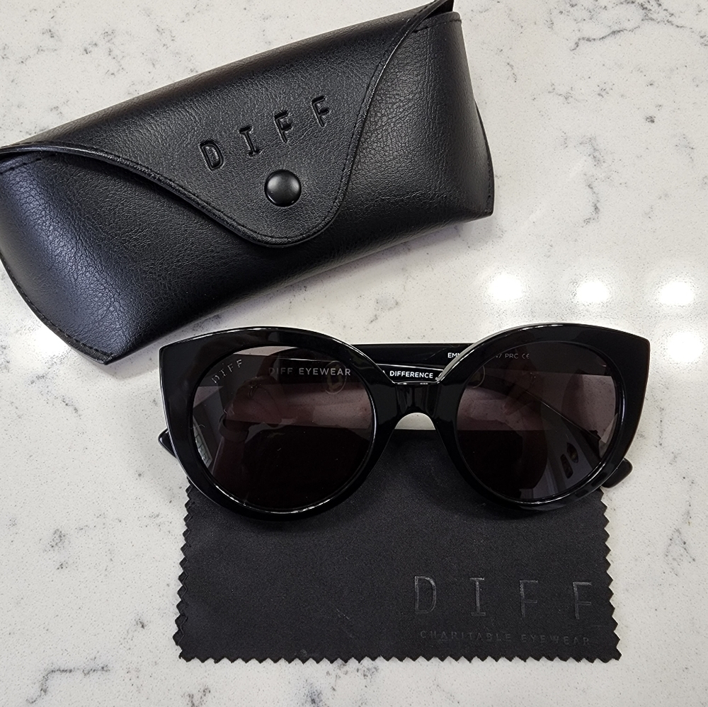 Like New DIFF "Emmy" Sunglasses.